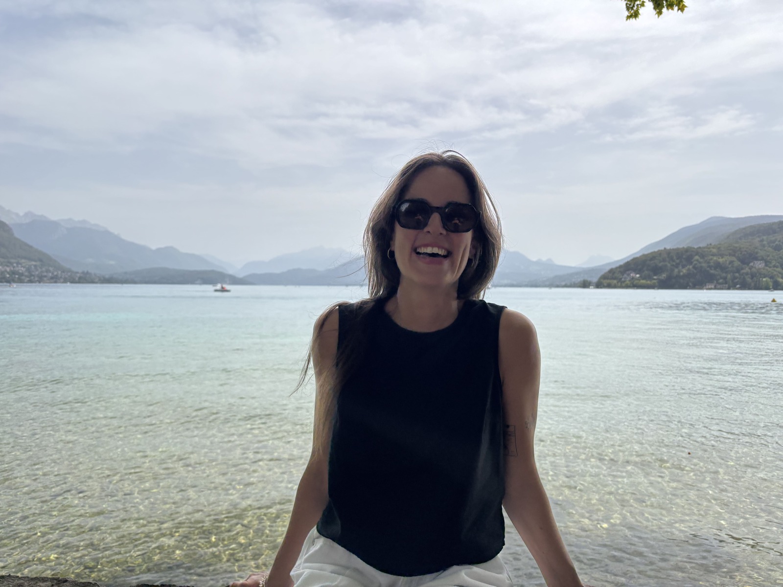Océanne - au lac avec lunettes de soleil