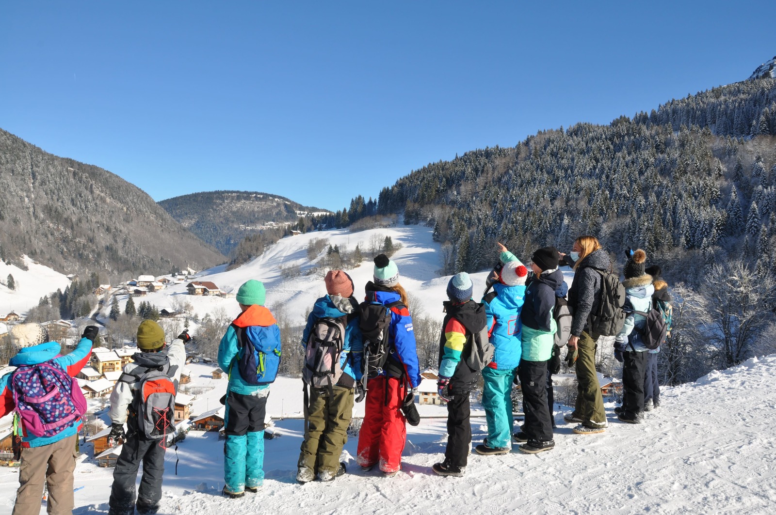 eco-juniors vue montagne neige randonnée hiver Le Reposoir