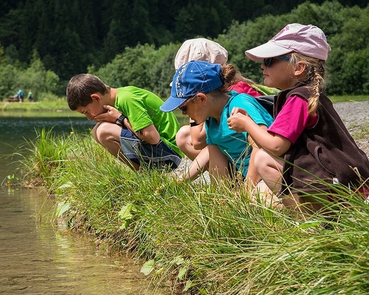 Enfants - rivière - nature