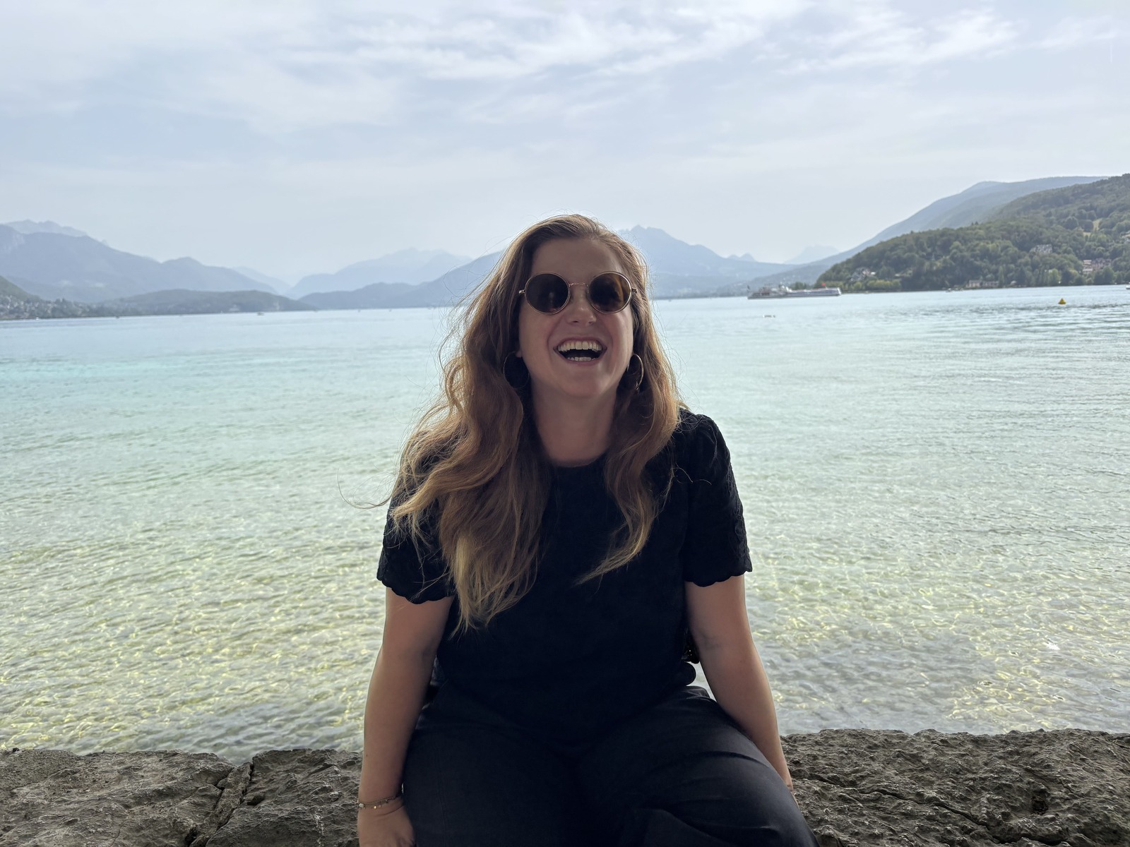 Marie - au lac avec lunettes de soleil