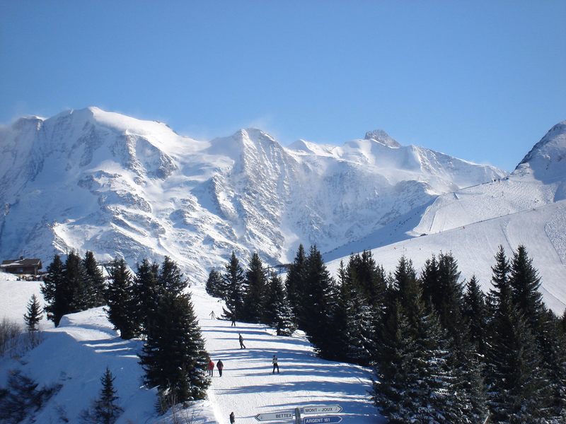 Ski sur le domaine skiable Evasion Mont-Blanc avec vue sur le Mont-Blanc