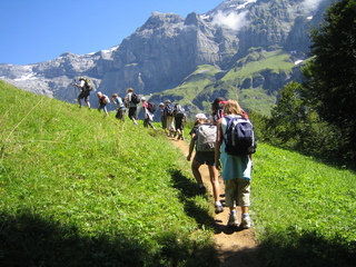 Randonnée en montagne, classe verte, colonie de vacances, groupe d'enfants, 